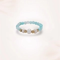 Anello di perline con perle blu opaco, perle bianche e distanziatori in metallo oro - Stile con Tre Perle in Celeste (J0398)