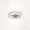 Anello elastico con perle bianche e pietra verde ovale con accenti dorati - Stile in Pietra Grezza Verde Chiaro con Perla Rotonda Bianca (J0411)