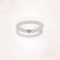 Anello di perle minimalista con perla di metallo dorato e lettera T incisa sopra - Stile a Perla Dorata con Lettera T di Perla Bianca (J0412)