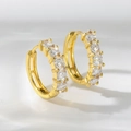 Nahaufnahme goldener Creolen mit quadratischen Zirkonia-Steinen in Pavé-Fassung - Quadratischer Pave-Stil (E1916)