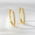 Detailansicht goldener ovaler Huggie-Ohrringe mit mikroverzierten weißen Zirkonias - Ovaler Pave-Stil (E1911)