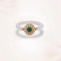 Elegante anello dorato con una grande gemma verde circondata da perle bianche - Stile in Zirconia Verde e Perla Vintage (J0416)