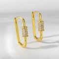 Detailansicht goldener ovaler Creolen mit einem funkelnden, mit Zirkonia besetzten Zylinder - Rechteckiges Zylinder-Dekor-Stil (E1910)