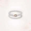 Elegante anello con perle bianche e finitura dorata con zircone cubico centrale - Stile in Zirconia Singola di Perla Bianca (J0417)