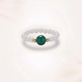 Elegante anello di perle bianche con malachite verde centrale e accenti dorati - Stile con Distanziatori in Perle Rotonde Verdi (J0419)