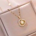 Elegante goldene Titankette mit Doppelring-Zirkonia-Anhänger auf Champagner-Box - Doppelschleife Gelber Edelstein (X0216)