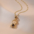 Dettaglio del pendente dorato con giada e monete portafortuna su sfondo di seta calda - Stile Pendente Moneta con Faccina Sorridente (X0390)