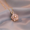 Collier en or élégant avec pendentif fleur en perle rose sur fond de satin violet - Ensemble Collier Perles Roses Rotatives (X0069-1)