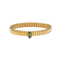 Vista macro dettagliata del bracciale elastico dorato a spina di serpente con gemma verde - Stile Elastico con Gemma a Goccia / Stile Verde Oliva (TT0522)