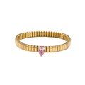Detaillierte Makroansicht eines goldenen Titanarmbands mit einem rosa tropfenförmigen Stein - Wassertropfen Edelstein Elastikstil / Rosa Stil (TT0445)