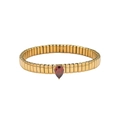 Nahaufnahme des vergoldeten Schlangenknochen-Armbands mit rotem Tropfen-Edelstein - Wassertropfen Edelstein Elastikstil / Dunkelroter Stil (TT0511)