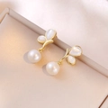 Eleganti orecchini a farfalla dorati con perle bianche e inserto in madreperla - Orecchini di Perle di Madreperla a Farfalla (E0095)