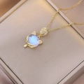 Détail macro du collier renard doré avec pierre de lune bleue et éclats de zircon - Collier Renard Irisé Bleu Violet (X4248-1)