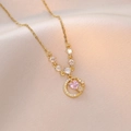 Collier lune doré avec pierre en cœur rose et détails scintillants en zircone - Étoile Lune Coeur Or