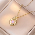 Elegante gouden hartketting met paarse opaalsteen hanger en kroonvormig detail - Roze Paars Iriserend Kasteel Stijl (X0368-Goud)