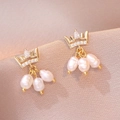 Boucles d'oreilles couronne dorée avec cristaux micro-pavés et perles baroques blanches - Or