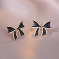 Orecchini a farfalla in smalto nero stile francese con perle bianche e base dorata - Stile Fiocco Nero (E0920)