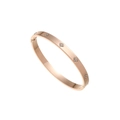 Eleganter Armreif aus Roségold-Titanstahl mit funkelnden Kleeblatt-Strass-Einlagen - Roségold Halber Kreis Eingelegt