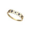 Detail van een goudkleurige opengewerkte armband met marineblauwe emaille inleg - Goudblauw
