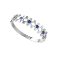 Detail van een zilveren holle honingraatarmband met blauwe emaille bloemmotieven - Zilver Blauw