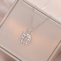 Détail du collier avec pendentif lettre D en argent et zircons étincelants - Collier Pendentif Lettre D / Argent