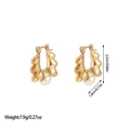 Dettaglio orecchini a onde dorate irregolari con perla bianca e texture metallo liquido - Stile con Trama a Onde Irregolari (ES110441) / Oro