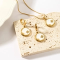 Gouden roestvrijstalen sieradenset met zon- en maan hanger en bijpassende oorbellen - Witte Hemelse Stijl (TZ110029)
