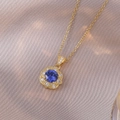 Goldene Blumenkette mit rundem blauen Edelstein und weißen Zirkonia-Akzenten - Blaue Blume Halskette (X3871)