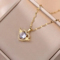 Elegante goldene Herzflügel-Halskette mit Zirkon-Anhänger in einer Geschenkbox - Goldene Herz-Flügel-Halskette (X0956)
