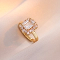Vergoldeter verstellbarer Ring mit rechteckigem Zirkonia und funkelndem Diamant-Halo-Design - Quadratischer Zirkonia Ring