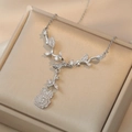 Collier rose en argent élégant avec feuilles de vigne et zircons dans un écrin en satin doré - Collier Fleur de Rose (X2405)
