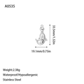 Vue détaillée du pendentif dauphin argenté avec des dimensions de 33,5 mm par 19,1 mm - Forme de Dauphin avec Ballon (A0535) / Argent
