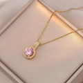 Elegante gouden kruisketting met een ronde roze zirkoon hanger en diamant accenten - X1158-roze