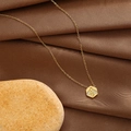 Detail eines goldenen Sechseck-Anhängers mit gravierter Biene und Kristallen - Biene Halskette (AL-0820) / Gold