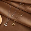 Detailansicht der Ankerkette in Gold und Silber mit Zirkonia auf Seidenstoff - Anker Anhänger Halskette (AL-0821) / Gold