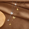 Detailansicht der silbernen und goldenen Titan-Schmetterlingsketten mit Zirkon-Besatz - Schmetterling Anhänger Halskette (AL-0822) / Gold