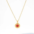Dettaglio della collana d'oro con pietra rossa e motivo a meandri greci incisi - Borgogna
