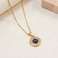 Dettaglio della collana in acciaio 18K con ciondolo turchese e incisione greca classica - Blu zaffiro