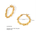 Vista detallada de pendientes de bambú en forma de C con diámetro 27mm y oro de 18 quilates - Dorado