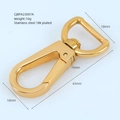 Detalle del cierre de mosquetón giratorio en acero inoxidable chapado en oro de 18 quilates - Dorado 43mm x 18mm