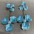 Orecchini bohémien a fiore in smalto celeste con perle bianche e dettagli dorati - Blu