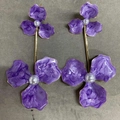 Orecchini pendenti a fiore viola bohémien con perle finte e perni color oro - Viola