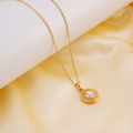 Collana in acciaio inossidabile placcato oro 18K con ciondolo in turchese bianco e greche - Howlite