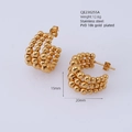 Vista dettagliata degli orecchini a C con perline in acciaio inossidabile placcato oro 18K - Gold (Moving Beads)