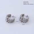 Dettaglio di orecchini a perline a forma di C in acciaio argentato dal peso di 12,6 g - Silver (Moving Beads)