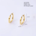 Detalle de los pendientes de aro geométricos de acero inoxidable bañados en oro 18k - Dorado (Cuadrado Sólido)