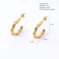 Dettaglio macro degli orecchini in acciaio PVD oro 18k con specifiche dimensionali - Oro (C Solido)