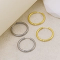 Detailansicht goldener und silberner Creolen mit feiner Gitterstruktur und Metallglanz - 19mm / Gold