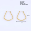 Detail of PVD 18k gold plated teardrop earrings in stainless steel with hammered texture - U-Shape Style / 45mm x 30mm / Gold