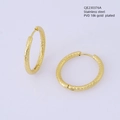 Detailansicht der 18k vergoldeten Edelstahl-Creolen mit strukturierter Rautenmusterung - 25mm / Gold